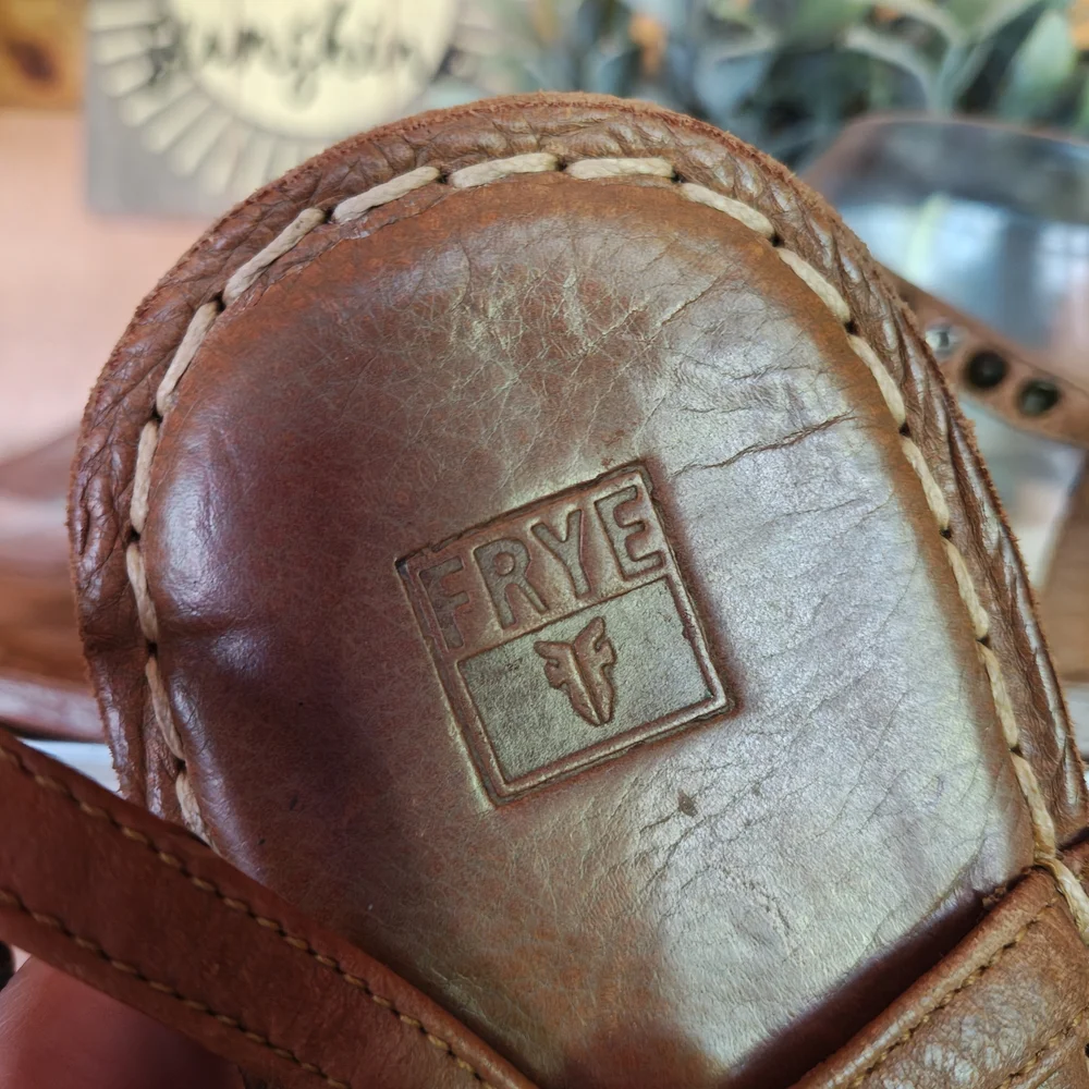 Frye Kayla Brown Leather TStrap Studded Thong Sandals Boho Designer Shoe Sz 10 B